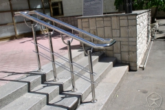 Ограждение лестницы с ригельным заполнением. Вход в поликлинику. Минэкономики России