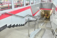 Ограждения лестниц из нержавеющей полированной стали. Аппарели и направляющие из конструкционной стали. МКЦ