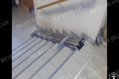 Алюминиевый откидной пандус может быть установлен как в стену так и в ступени. На фото представлен в комплектации двойного сложения в сложенном положении.