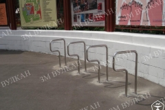 В рамках программы по благоустройству г. Москвы - общественные места должны быть оборудованы парковками для велосипеда. На фото один из примеров установки велостоянок у театра.