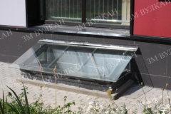 Козырек стеклянный над приямком из окрашенной конструкционной стали